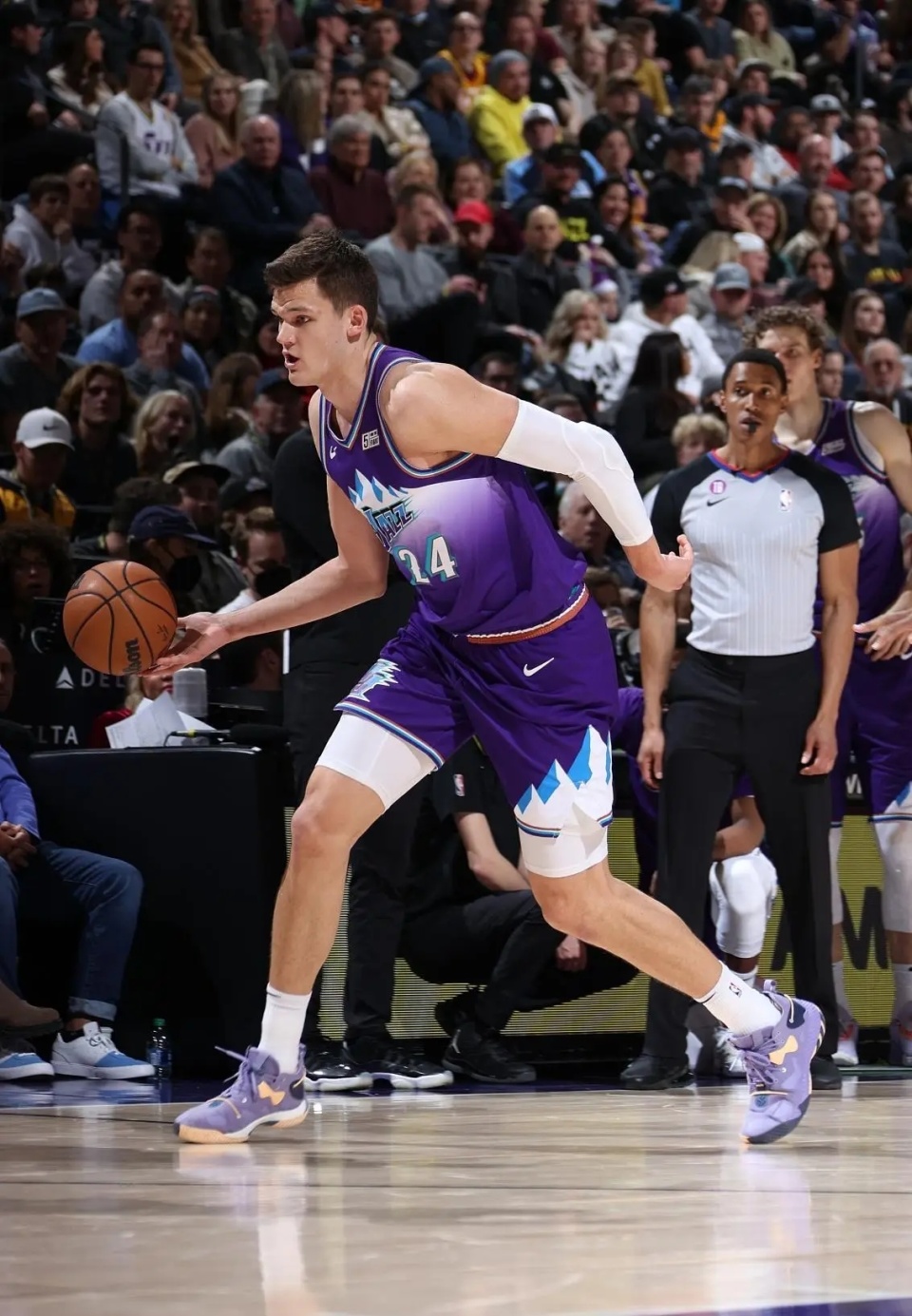 kaiyun-意外传球！球员巧妙动作出奇制胜的简单介绍